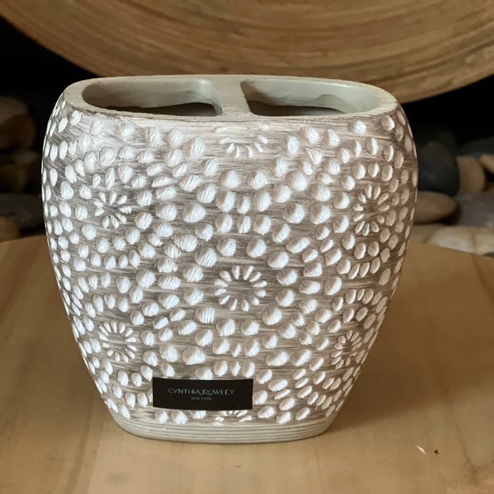 Cynthia Rowley Carved  Petal Burst Dual Toothbrush Holder